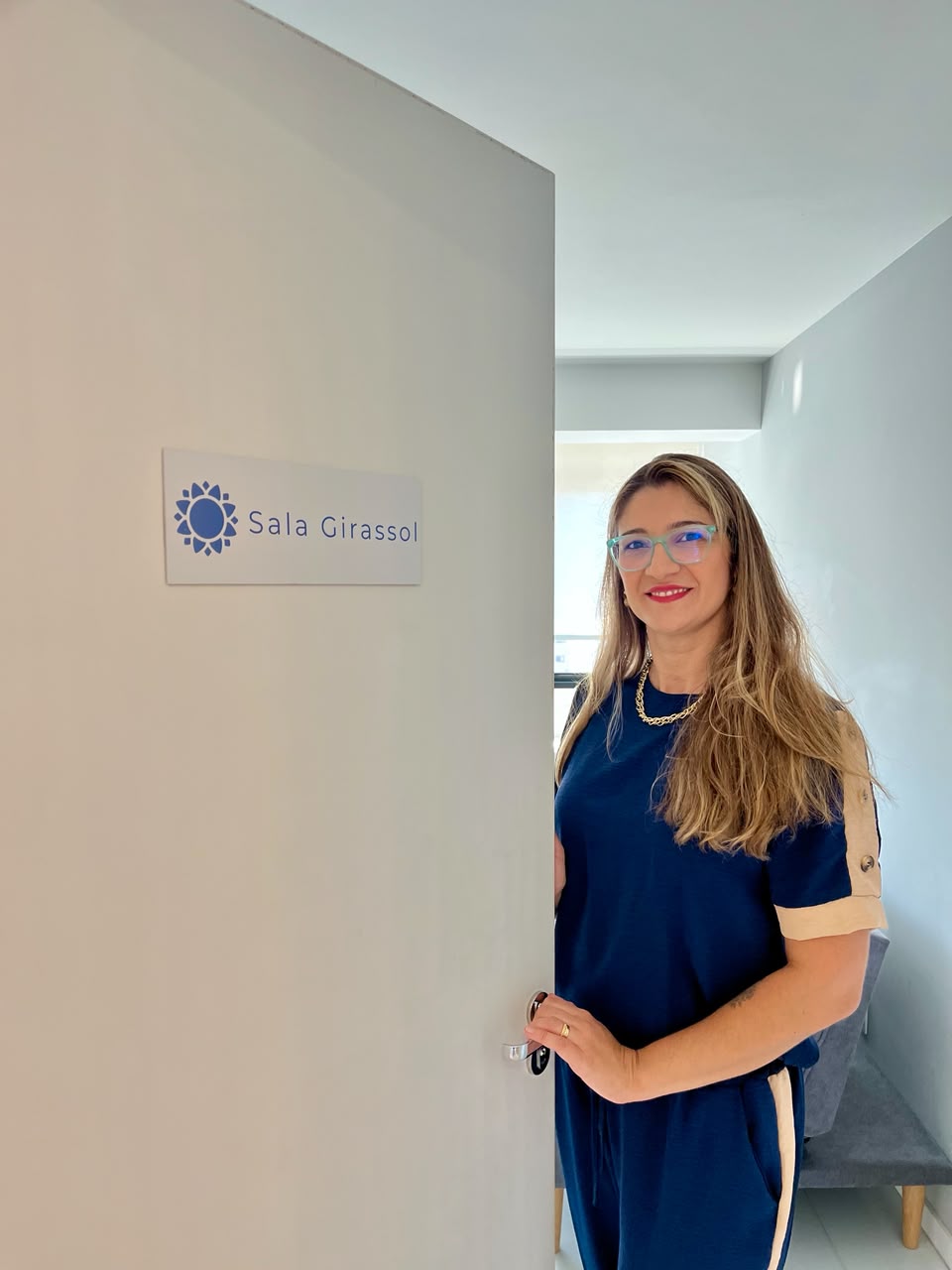 Interior do consultório da psicóloga Ana Paula — ambiente terapêutico seguro